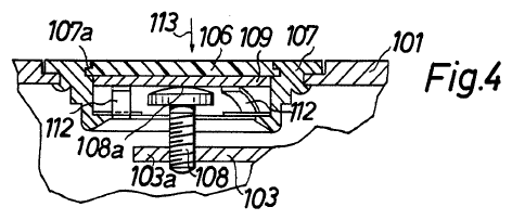 La FIG. 4 est une vue en coupe verticale fragmentaire similaire d’un troisième appareil photographique qui constitue une modification de l’appareil photographique montré sur la FIG. 3