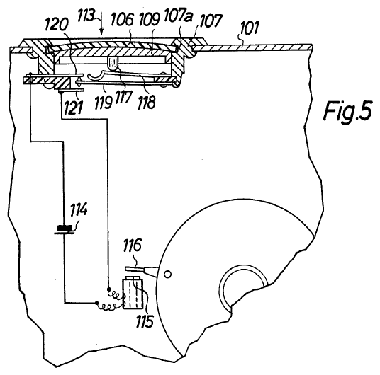 La FIG. 5 est une vue en coupe verticale fragmentaire d’un quatrième appareil photographique dans lequel le support arrière peut fermer un micro-interrupteur en réponse à la déformation du diaphragme